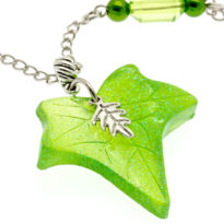 Colar com pendente folha verde