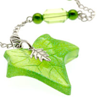 Colar com pendente folha verde