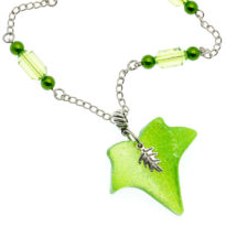 Colar com pendente folha verde