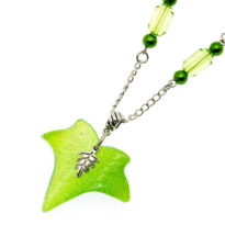 Colar com pendente folha verde