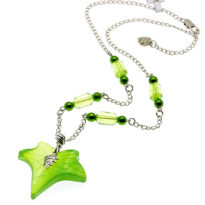 Colar com pendente folha verde