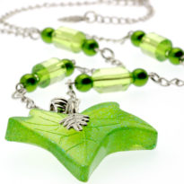 Colar com pendente folha verde
