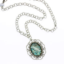 Colar com pendente azul brilhante