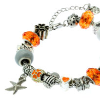 Pulseira laranja de contas metálicas