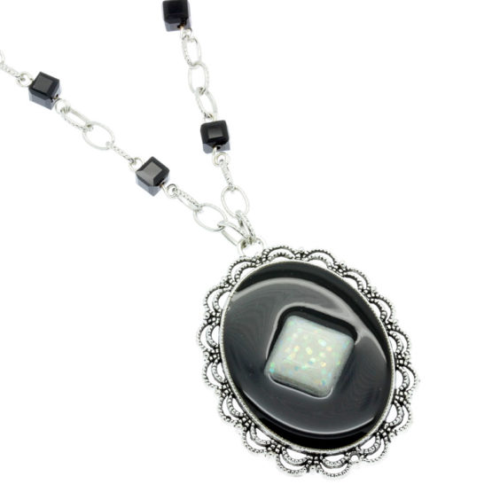 Colar com pendente preto e branco