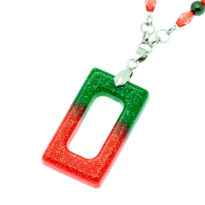 Colar com rectângulo vermelho e verde