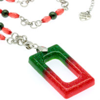Colar com rectângulo vermelho e verde