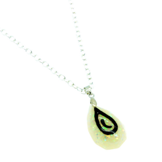 Colar com pendente gota em resina