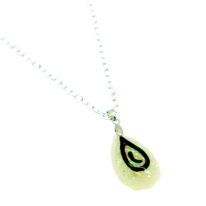 Colar com pendente gota em resina