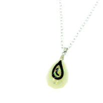 Colar com pendente gota em resina