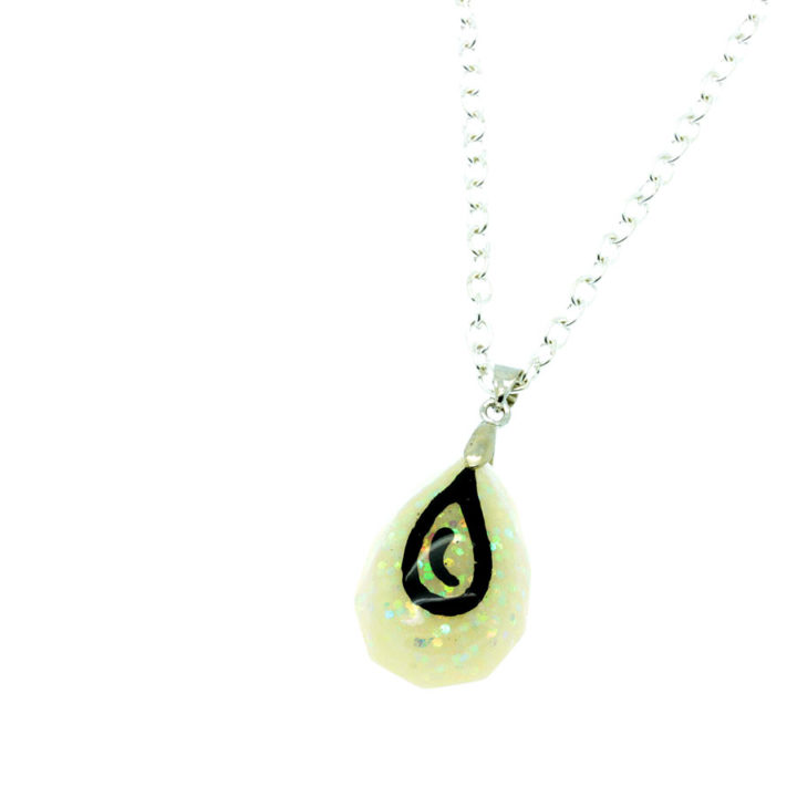 Colar com pendente gota em resina