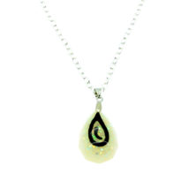 Colar com pendente gota em resina