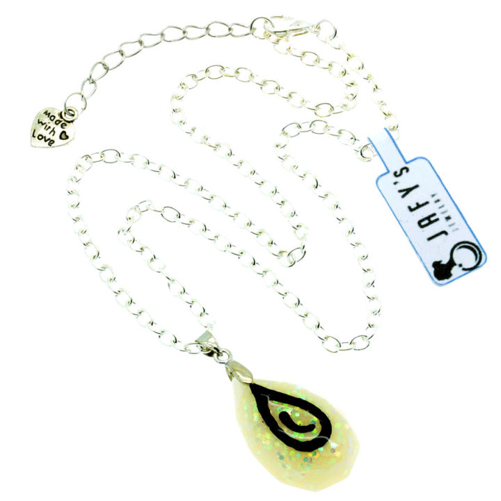 Colar com pendente gota em resina