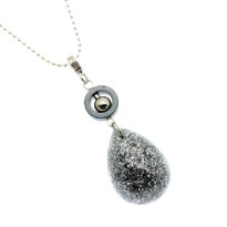 Colar com pendente gota em resina