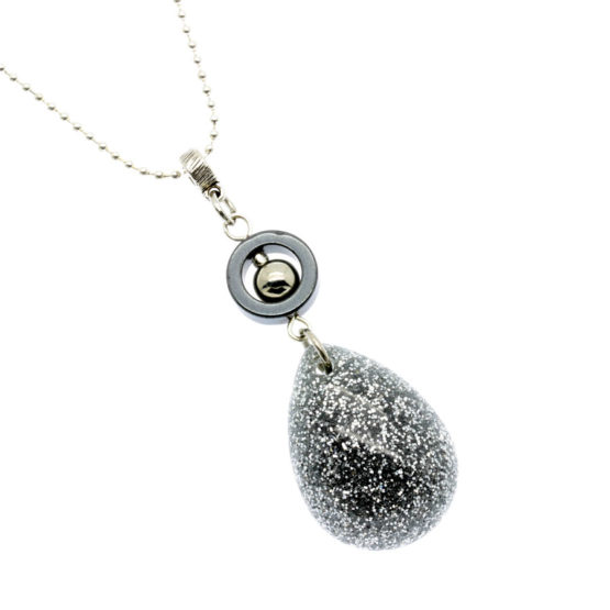 Colar com pendente gota em resina