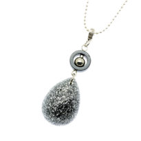 Colar com pendente gota em resina