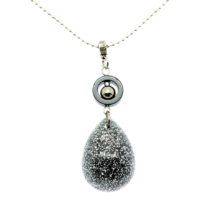 Colar com pendente gota em resina