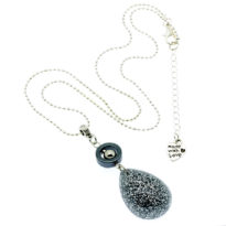 Colar com pendente gota em resina
