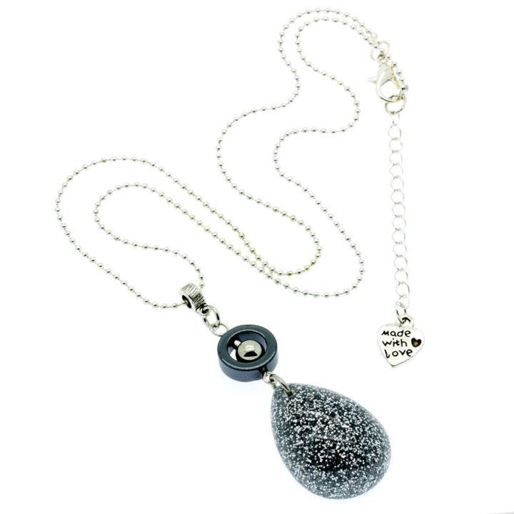 Colar com pendente gota em resina