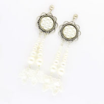 Pearl earrings with flower