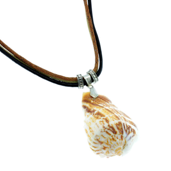 Colar de couro com búzio natural