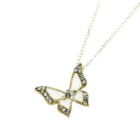 Colar com pendente borboleta branco