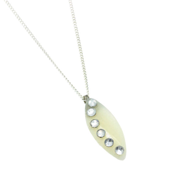 Colar fino com pendente pérola e brilhantes cristal