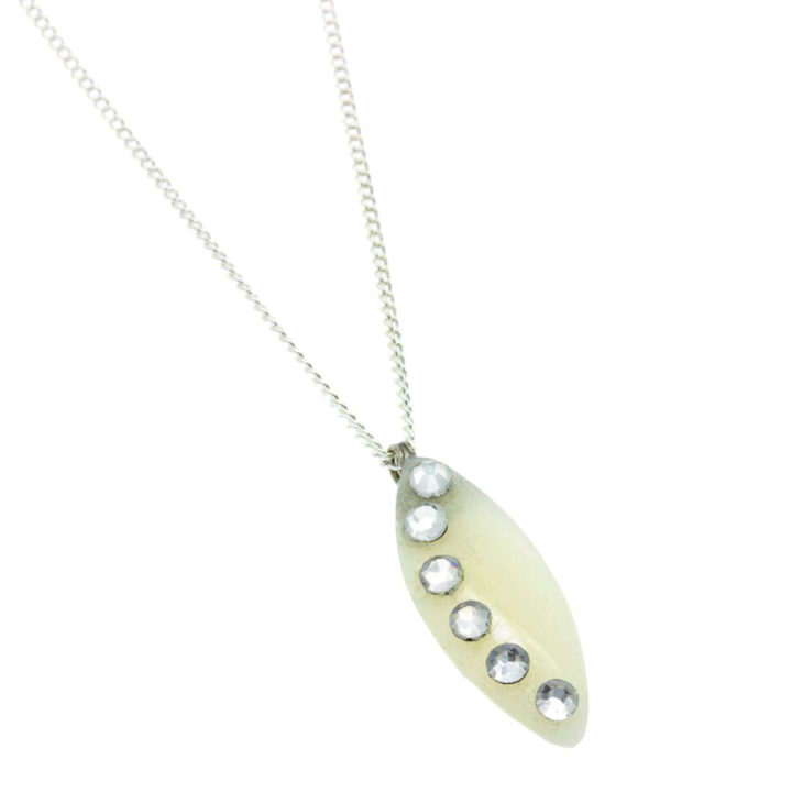 Colar fino com pendente pérola e brilhantes cristal
