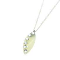 Colar fino com pendente pérola e brilhantes cristal
