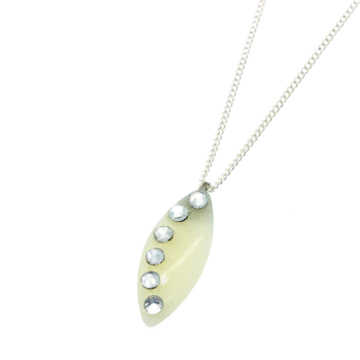 Colar fino com pendente pérola e brilhantes cristal