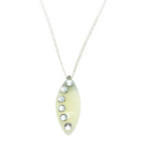 Colar fino com pendente pérola e brilhantes cristal