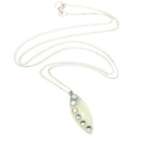 Colar fino com pendente pérola e brilhantes cristal
