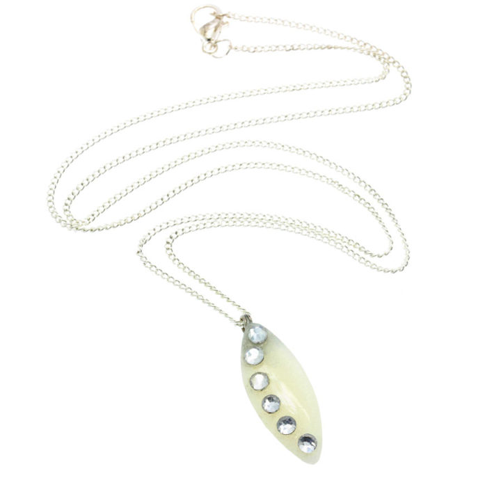 Colar fino com pendente pérola e brilhantes cristal