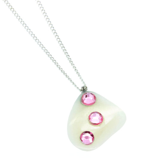 Colar fino com pendente pérola e brilhantes rosa