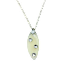 Colar fino com pendente pérola e brilhantes cristal