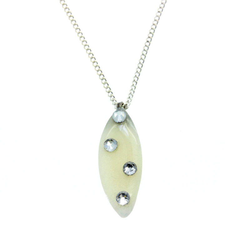 Colar fino com pendente pérola e brilhantes cristal
