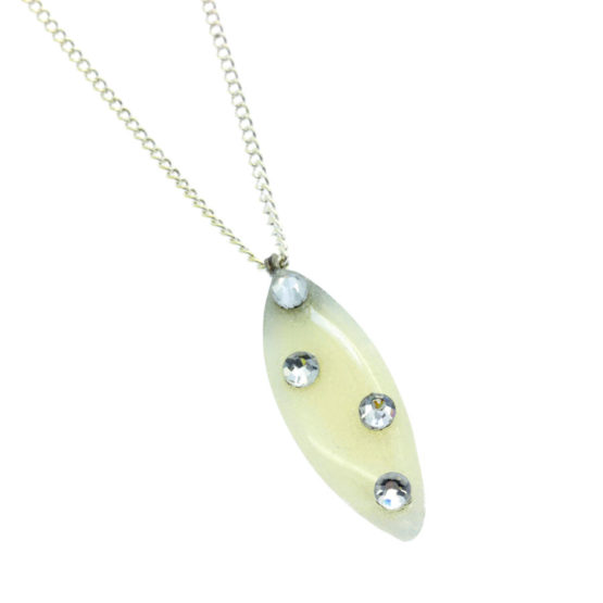 Colar fino com pendente pérola e brilhantes cristal