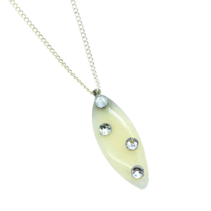 Colar fino com pendente pérola e brilhantes cristal