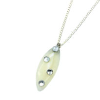 Colar fino com pendente pérola e brilhantes cristal