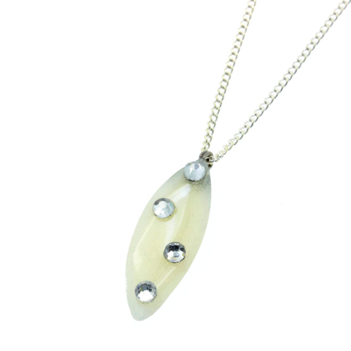 Colar fino com pendente pérola e brilhantes cristal