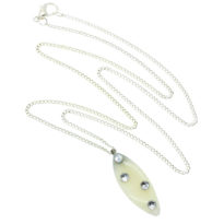 Colar fino com pendente pérola e brilhantes cristal