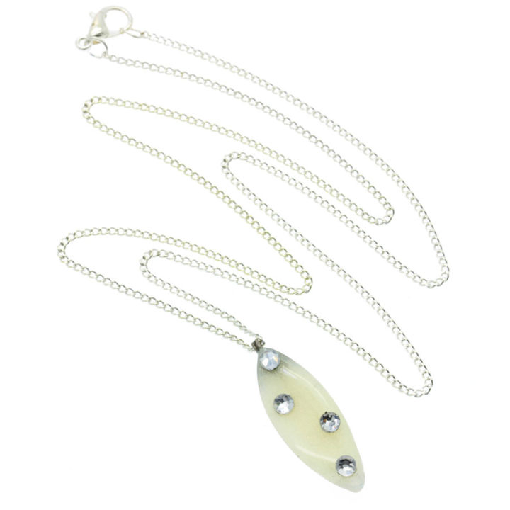 Colar fino com pendente pérola e brilhantes cristal