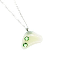 Colar fino com pendente pérola e brilhantes verde
