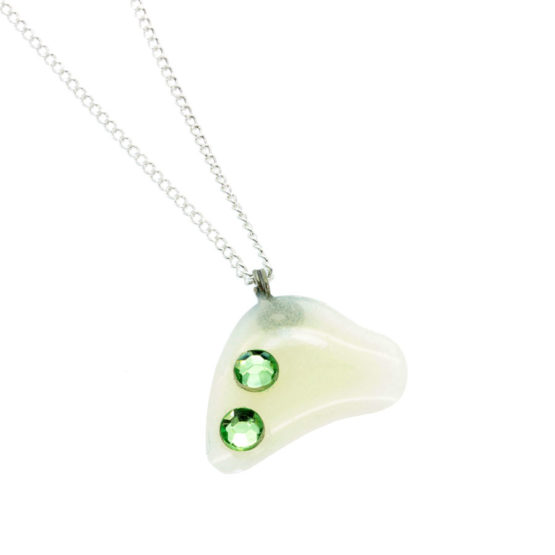 Colar fino com pendente pérola e brilhantes verde