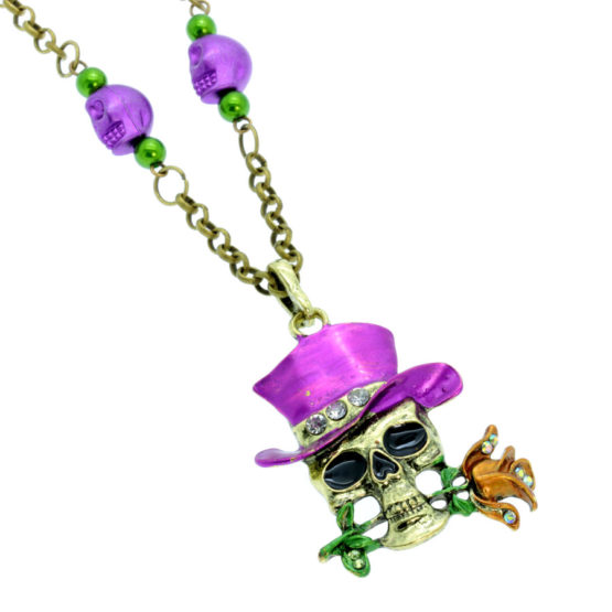 Colar caveira com chapéu rosa e flor na boca