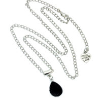 Colar com pendente gota preto