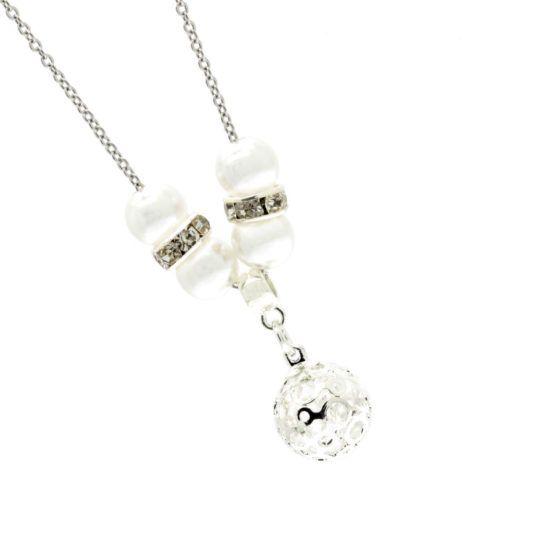 Colar branco e prateado com pendente bola prateada