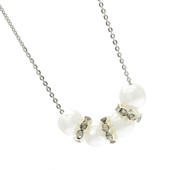 Colar com pérolas brancas