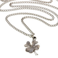 Colar fino prateado com pendente trevo de 4 folhas