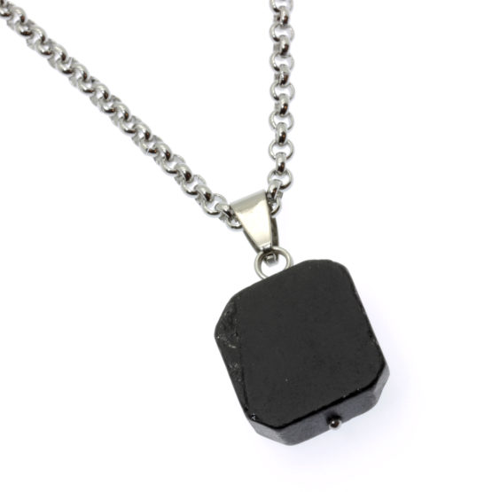 Colar com pedra natural turmalina negra